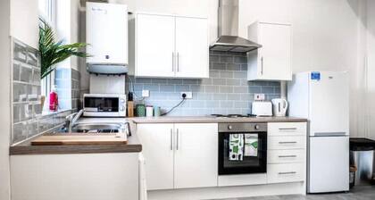 Modern spacious 2 bedroom house in Leigh Self Service, Free Parking