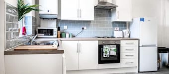 Modern spacious 2 bedroom house in Leigh Self Service, Free Parking