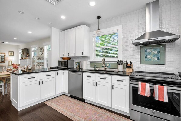 冷蔵庫、電子レンジ、オーブン、コンロ