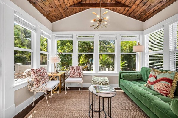 Una Smart TV, libros