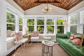 Smart TV, books - Coral Cove Hideaway | Guest House & Heated Pool! (West Palm Beach)