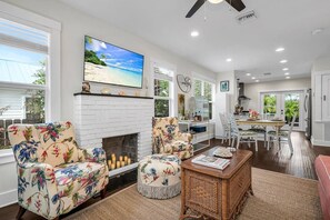 Smart TV, books - Coral Cove Hideaway | Guest House & Heated Pool! (West Palm Beach)