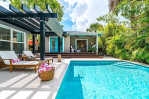 A heated pool - Coral Cove Hideaway | Guest House & Heated Pool! (West Palm Beach)