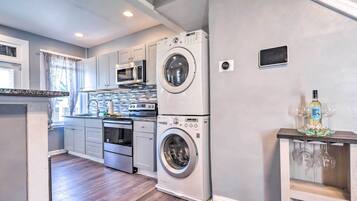 Coffee/tea maker, fridge, microwave, stovetop