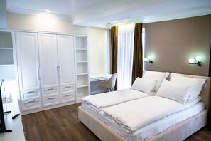 6 bedrooms, desk, iron/ironing board, free WiFi - Вила люкс с басеином,баром и сауной (Chișinău)