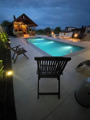 Outdoor pool - Вила люкс с басеином,баром и сауной (Chișinău)