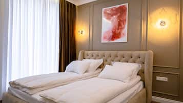6 bedrooms, desk, iron/ironing board, free WiFi