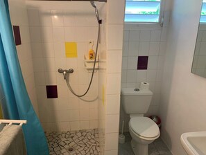 Dusj, hårføner, håndklær og toalettpapir