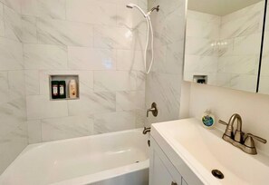 Haartrockner, Handtücher, Seife, Shampoo