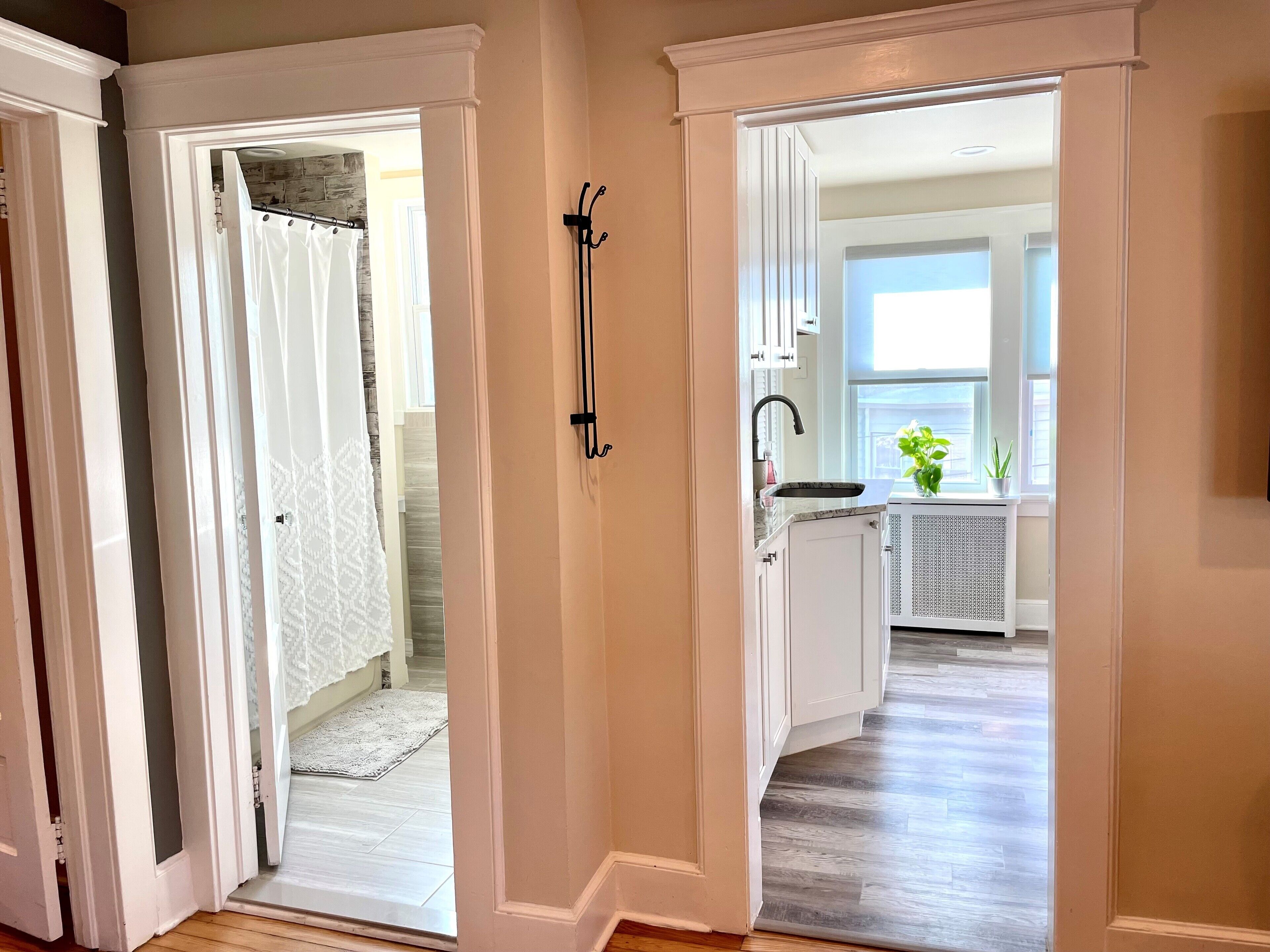 Een bad/douchecombinatie, een haardroger, handdoeken, zeep