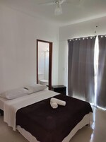 Frigobar, roupa de cama