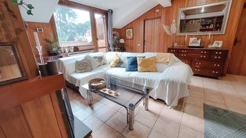 Smart TV, caminetto, videogiochi, libri