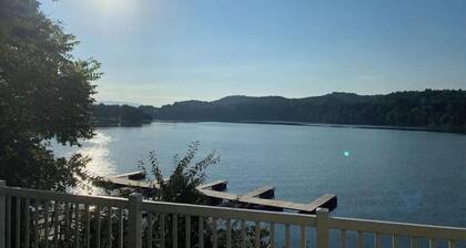 Sunrise Deck and Boat Slip. Peace and Fun!