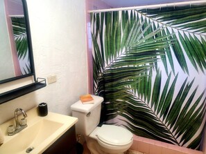 Badkar/dusch, handdukar, tvål och toalettpapper