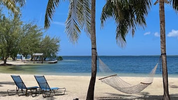 Na praia, espreguiçadeiras, toalhas de praia