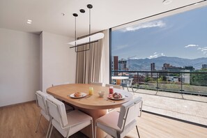 豪華公寓, 露台 (Classic) | 起居區 | 50-吋智慧型電視、數位頻道、電視