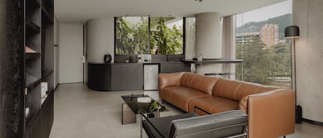 Un soggiorno moderno con un divano in pelle, un tavolino da caffè e un design minimalista.