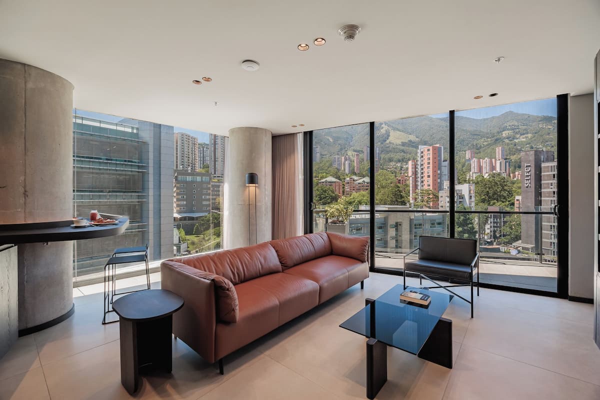 Deluxe Apartment, Terrace (Noir) | Ruang tamu | 50 inci sebuah televisyen pintar dengan digital, TV