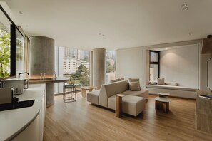 Deluxe appartement (Classic) | Woonruimte | Een 50-inch smart-tv met digitale zenders en televisie