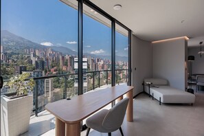 頂級公寓 | 起居區 | 50-吋智慧型電視、數位頻道、電視
