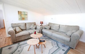 Living room - Beautiful Home in Skillingaryd With 4 Bedrooms, Sauna and Wifi (Skillingaryd)