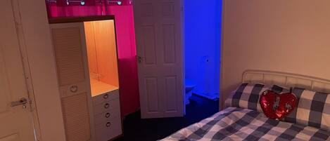 13 bedrooms, WiFi