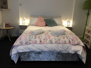 13 bedrooms, WiFi - 13 Guest Rooms 1602 Public House House Daily Cleaning House keeper (Shrewton)