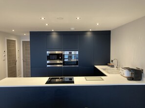 Huoneisto, useita sänkyjä | Yksityinen keittiö | Jääkaappi, mikroaaltouuni, uuni, liesi