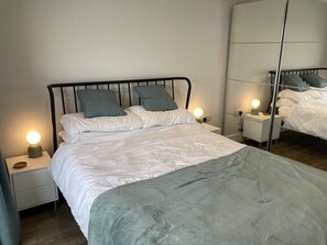 Apartamento, várias camas | 2 quartos, ferros/tábuas de passar roupa, Wi-Fi de cortesia