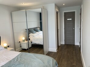 Appartement, plusieurs lits | 2 chambres, fer et planche Ă repasser, Wi-Fi gratuit, draps fournis