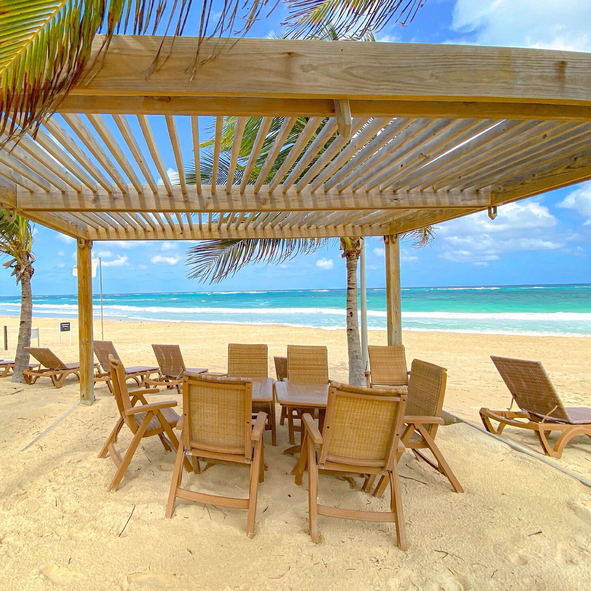 Nær stranden, solsenger og strandhåndklær
