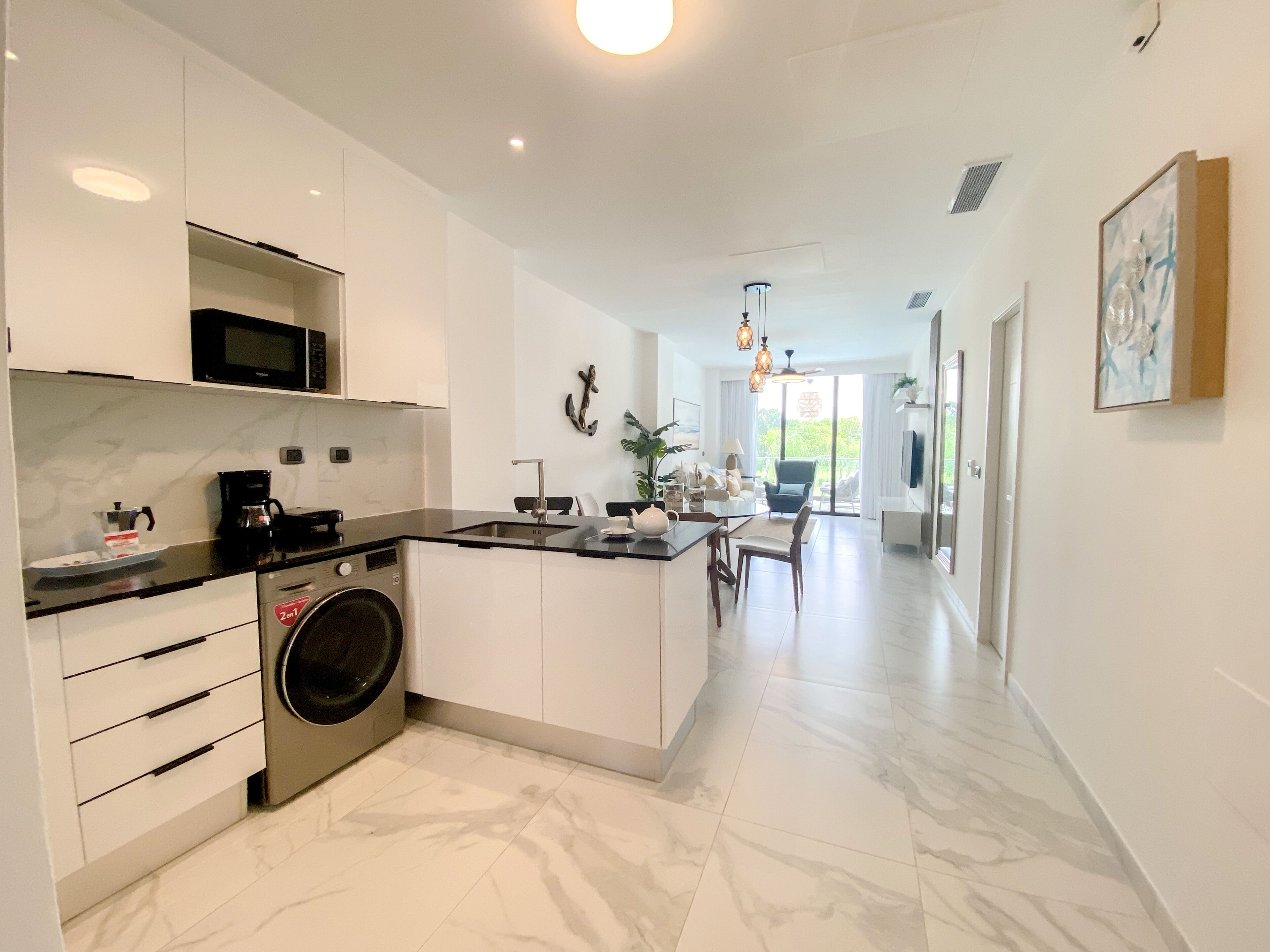 Kühlschrank, Mikrowelle, Herdplatte, Geschirrspüler