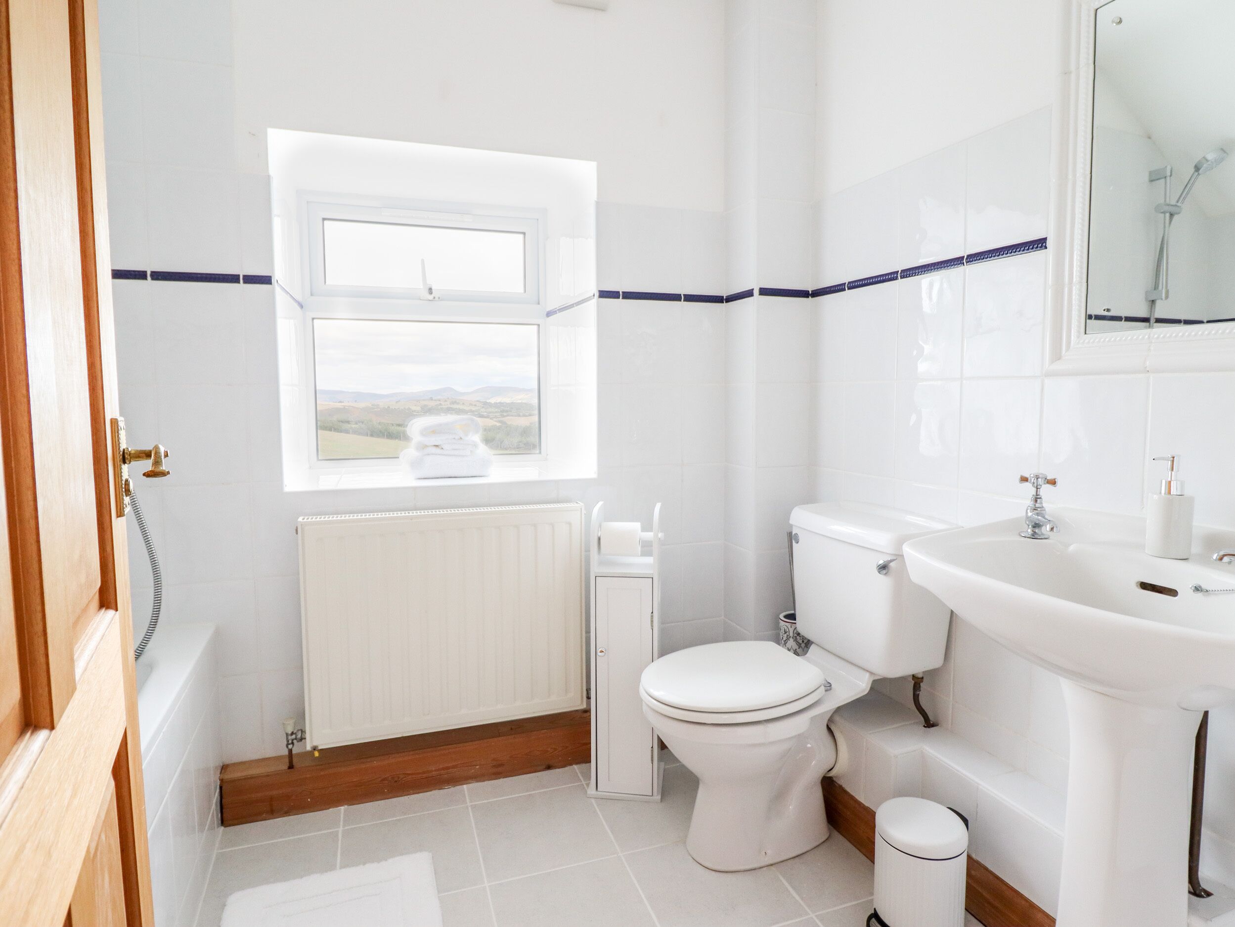 Ein Badezimmer mit Toilette, Waschbecken und Fenster.