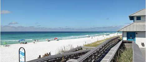 In Strandnähe, Liegestühle, Strandtücher