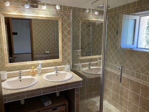 Badewanne, Haartrockner, Handtücher, Seife