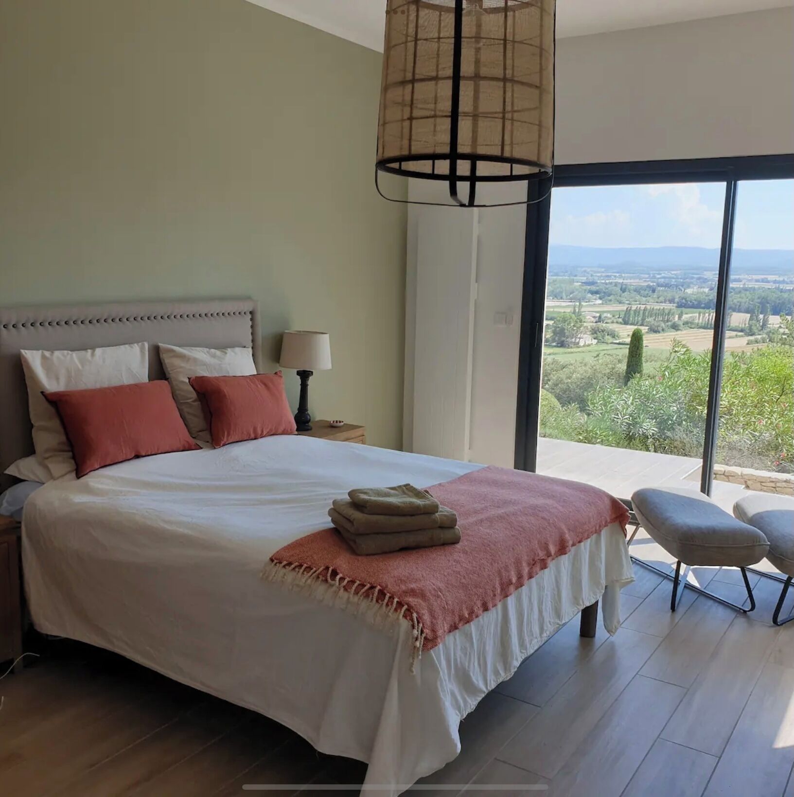 4 多间卧室、办公桌、熨斗/熨衣板、旅行婴儿床