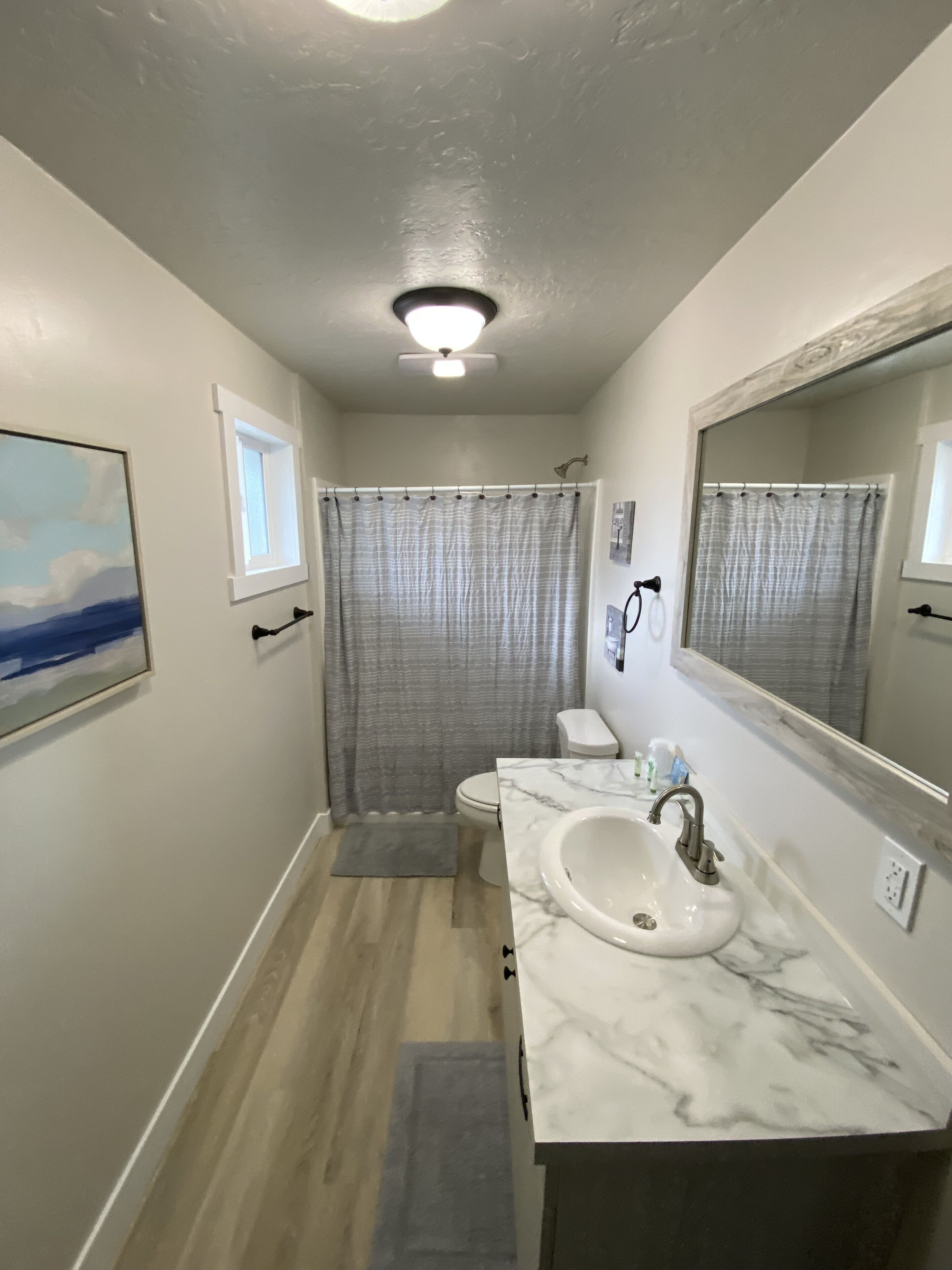 Luxury Studio Suite | Bathroom | Combined shower/tub, free toiletries, towels