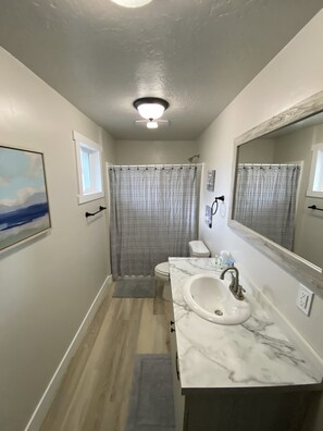 Luxury Studio Suite | Bathroom - CB&M Executive Suites (Duchesne)