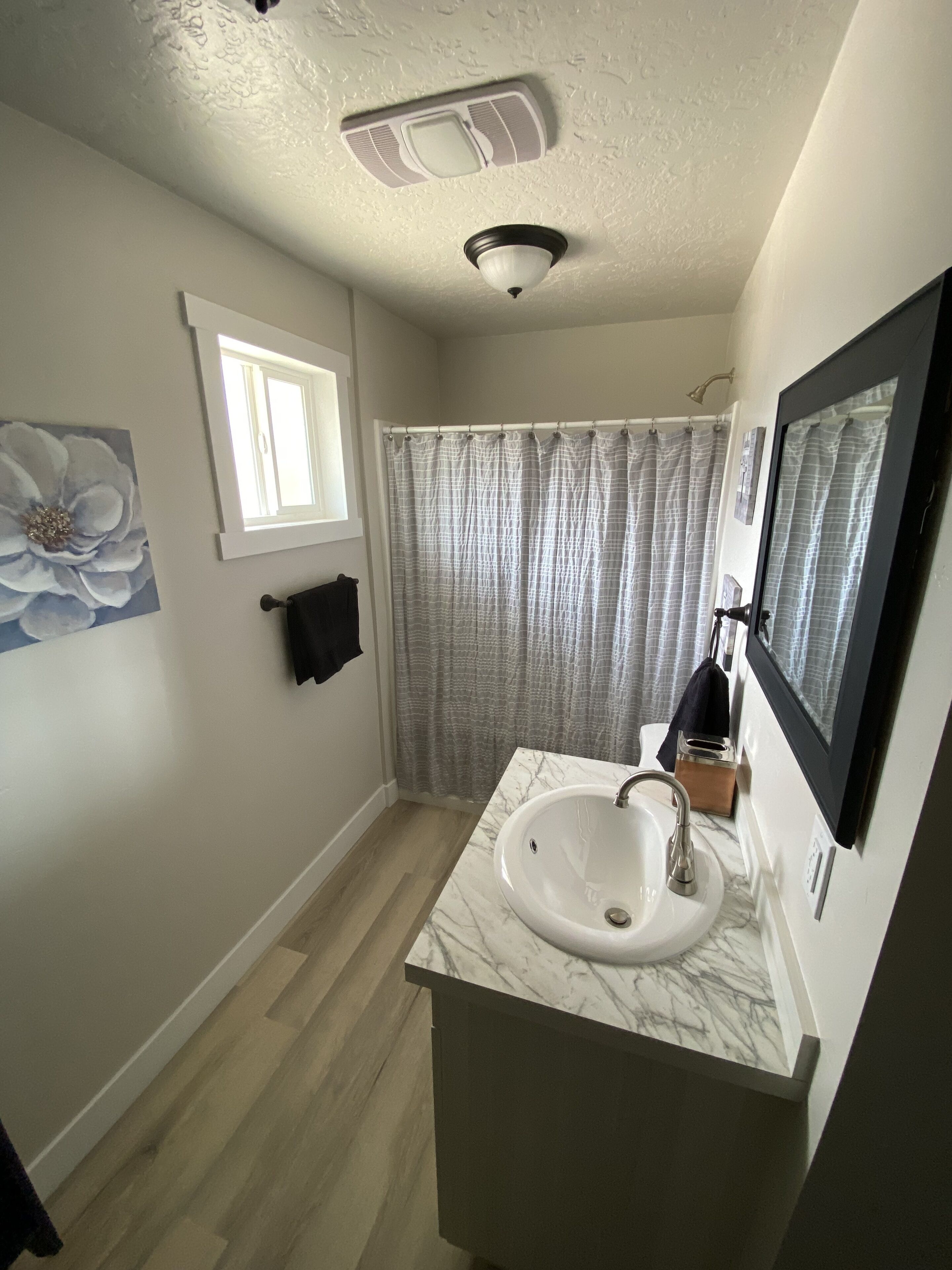 وحدات دش مع أحواض استحمام، مستلزمات مجانية للعناية الشخصية، مناشف