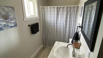 Combined shower/tub, free toiletries, towels