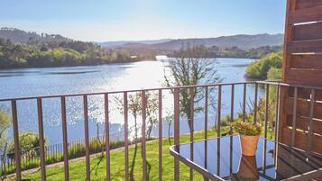 Phòng đôi Superior, quang cảnh sông | Bàn, khu vực làm việc phù hợp cho laptop, phòng cách âm