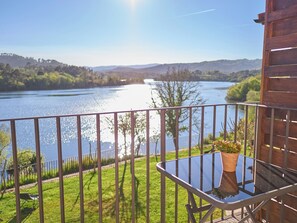 Superior Double Room, River View | Desk, laptop workspace, soundproofing, free WiFi - Gandarela Turismo Rural (Cenlle)