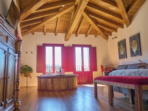 Suite superior, vistas al río | Escritorio, espacio para trabajar con un portátil, wifi gratis