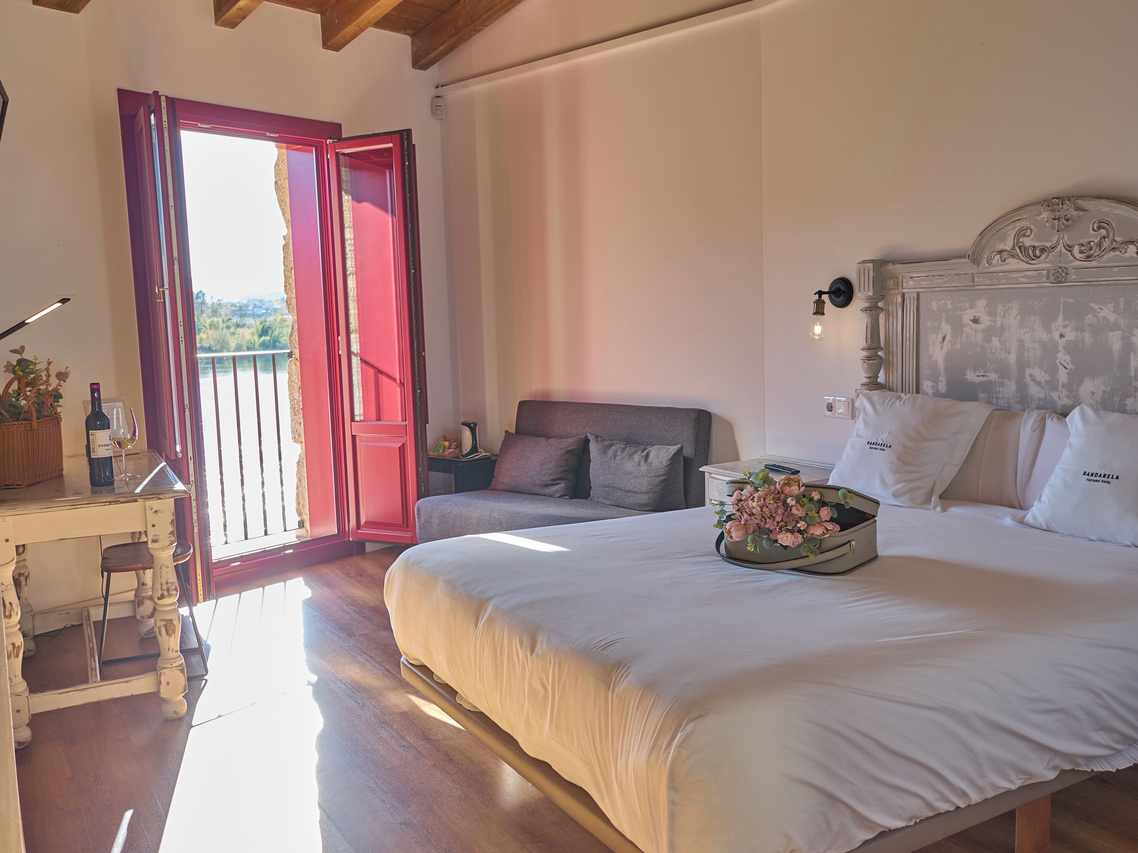 Habitación doble, vistas al río | Escritorio y espacio para trabajar con un portátil