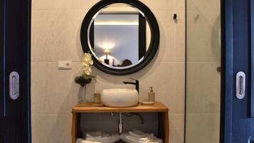 Phòng Suite Junior, quang cảnh sông | Phòng tắm | Máy sấy tóc, khăn tắm, xà phòng, dầu gội