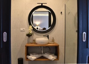 Junior Suite, River View | Bathroom | Hair dryer, towels, soap, shampoo - Gandarela Turismo Rural (Cenlle)