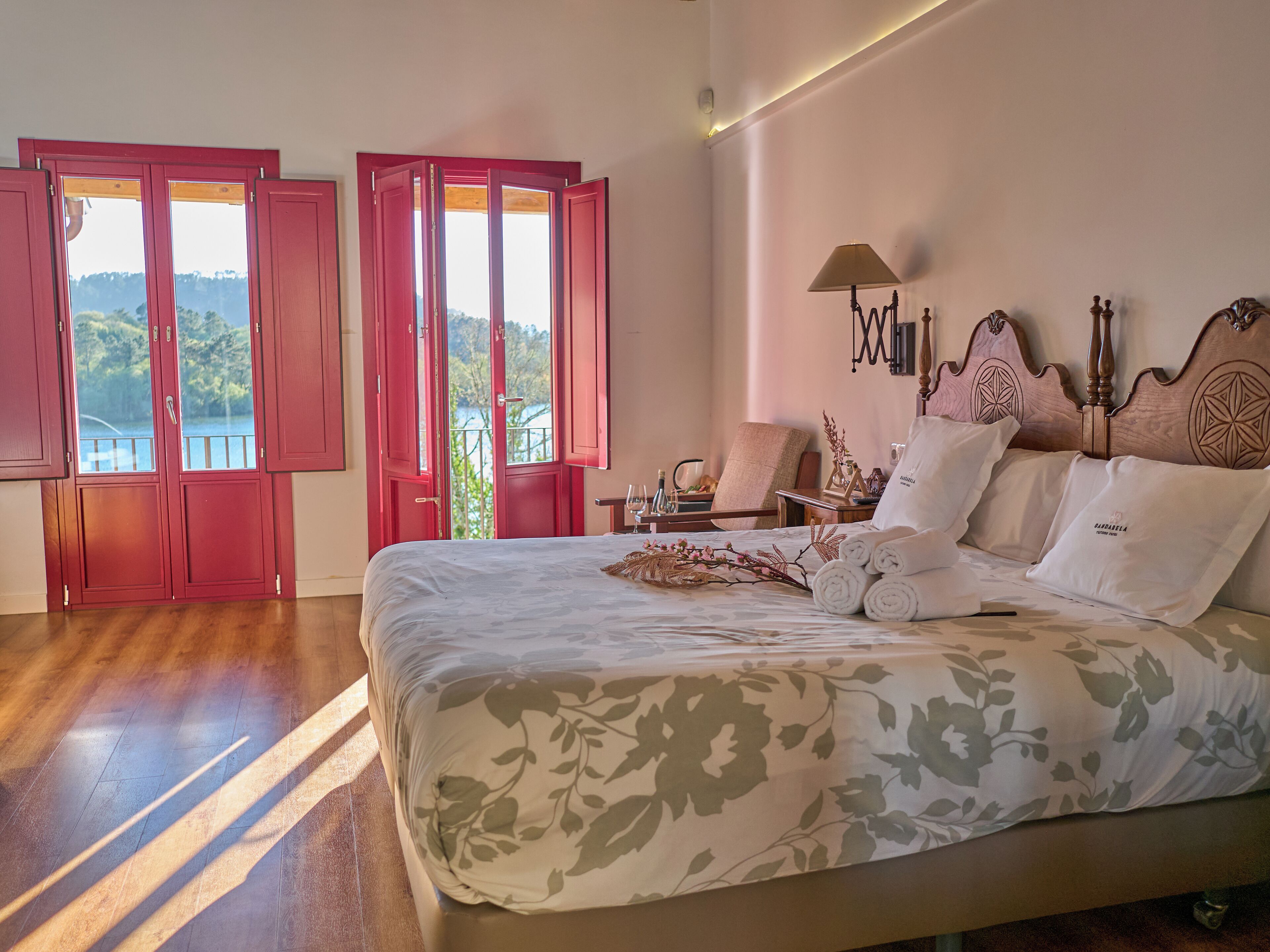 Suite junior, vistas al río | Escritorio y espacio para trabajar con un portátil