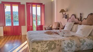 Suite junior, vistas al río | Escritorio y espacio para trabajar con un portátil