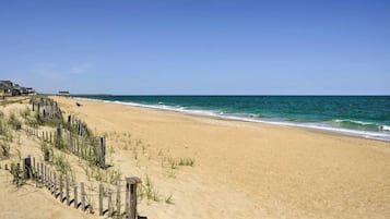 Beach nearby, sun loungers, beach towels