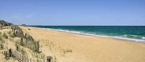 Playa en los alrededores, camastros y toallas de playa